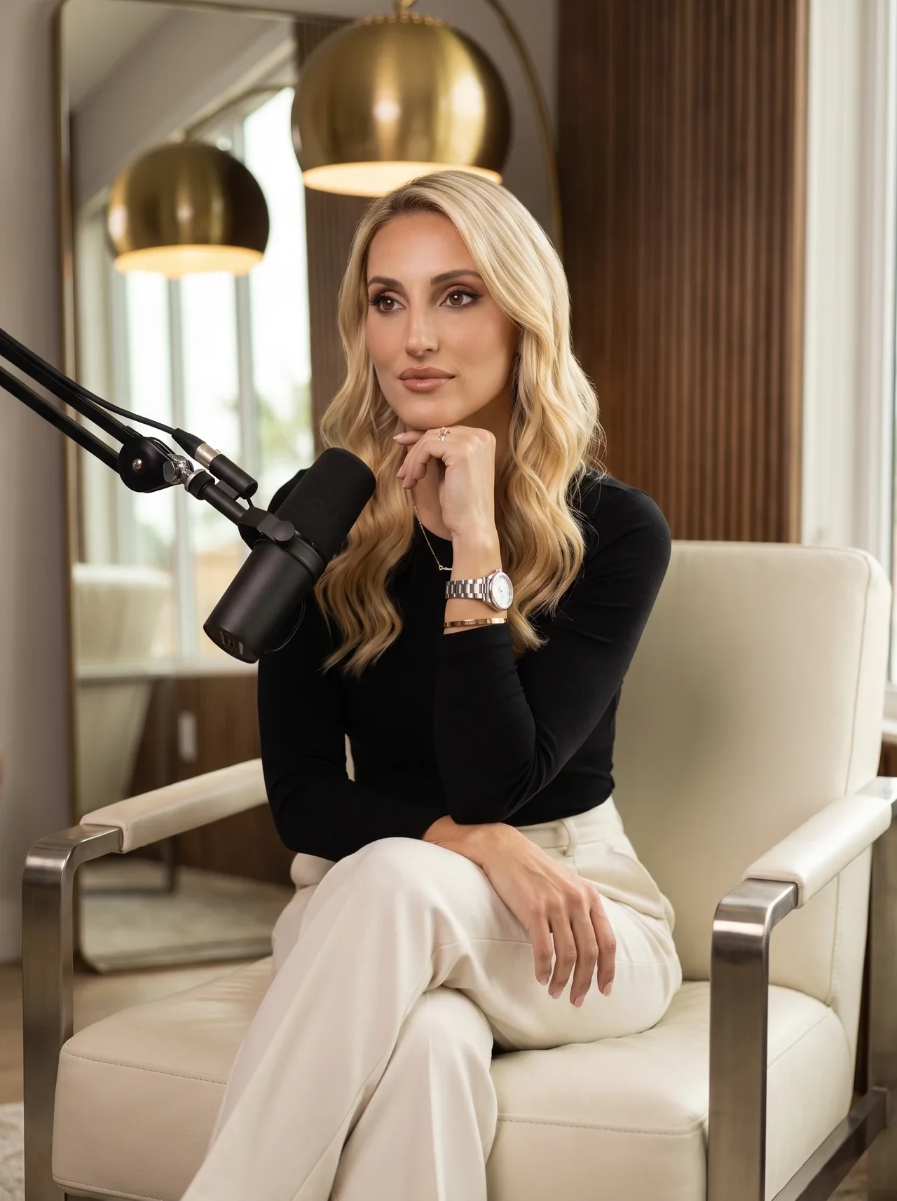 Criadora sentada diante de um microfone em um estúdio de podcast
